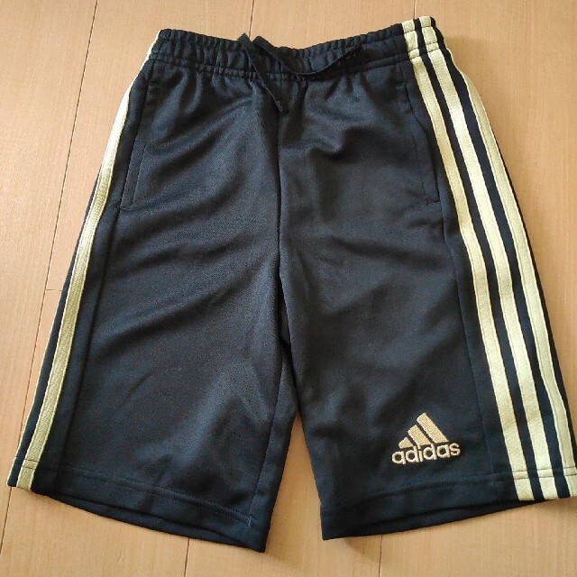 adidas(アディダス)のアディダス ハーフパンツ120cm キッズ/ベビー/マタニティのキッズ服男の子用(90cm~)(パンツ/スパッツ)の商品写真