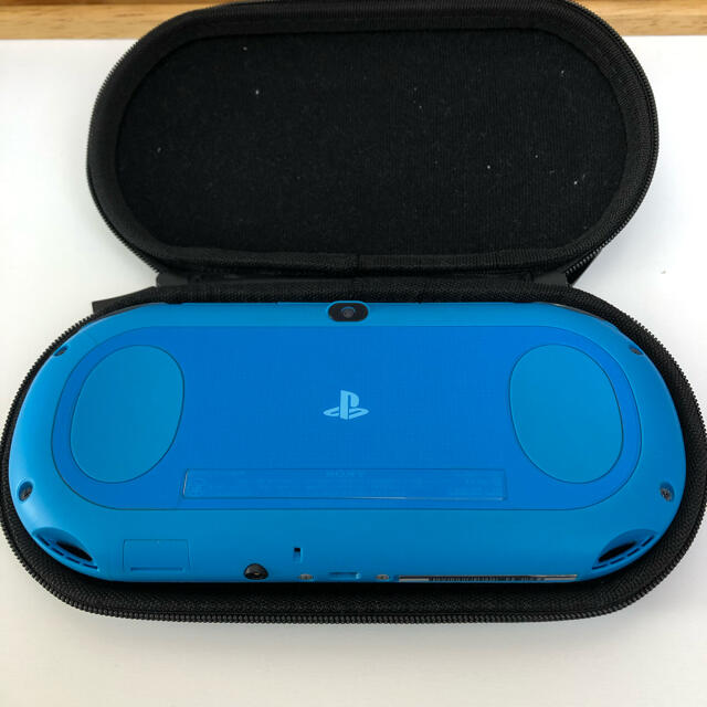 PlayStation Vita(プレイステーションヴィータ)のPS VITA 本体＋マインクラフト　ソフト&ガイド本セット エンタメ/ホビーのゲームソフト/ゲーム機本体(携帯用ゲーム機本体)の商品写真