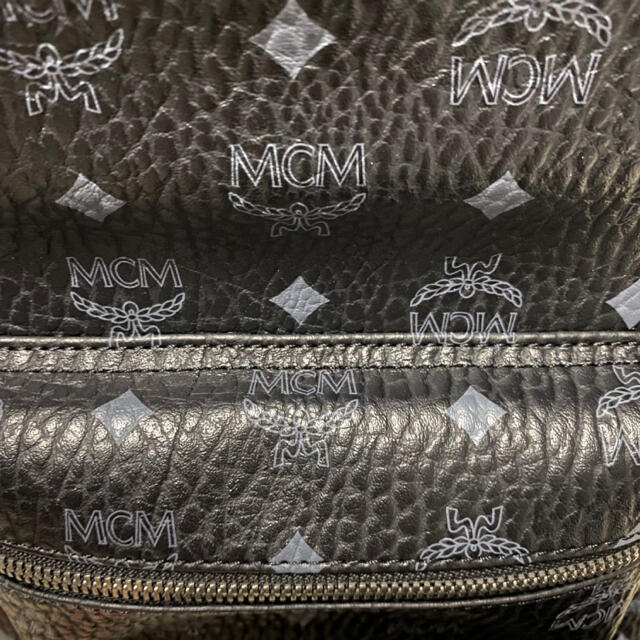 正規店購入MCM スタッズ付きリュック 黒 美品  ノベルティポーチ付き