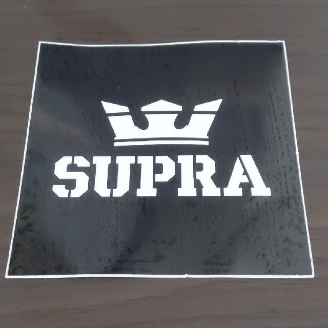 SUPRA(スープラ)の(縦横10cm) SUPRA ステッカー　ラスト１枚 スポーツ/アウトドアのスポーツ/アウトドア その他(スケートボード)の商品写真