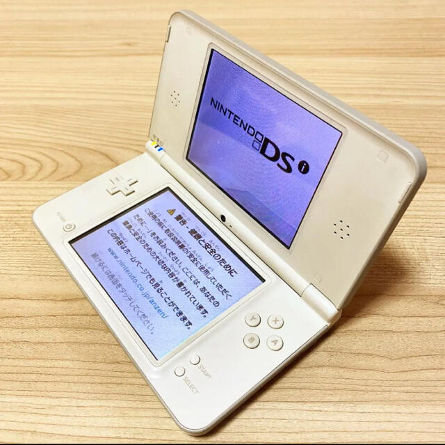 ニンテンドーDS(ニンテンドーDS)の動作確認済み⭐️任天堂DSiLL本体［ナチュラルホワイト］ エンタメ/ホビーのゲームソフト/ゲーム機本体(携帯用ゲーム機本体)の商品写真