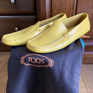 トッズ(TOD'S)のトッズ　マスタード色　(スリッポン/モカシン)