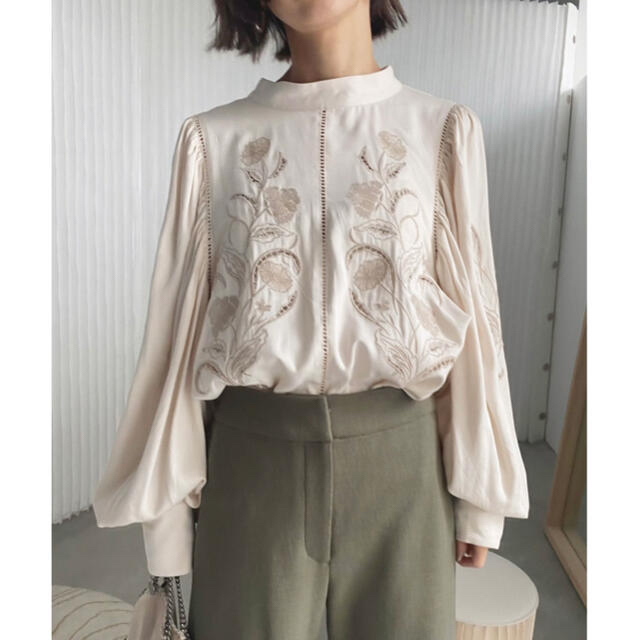 Ameri VINTAGE(アメリヴィンテージ)のAMERI LADY EMBROIDERY PUFF BLOUSE 刺繍ブラウス レディースのトップス(シャツ/ブラウス(長袖/七分))の商品写真