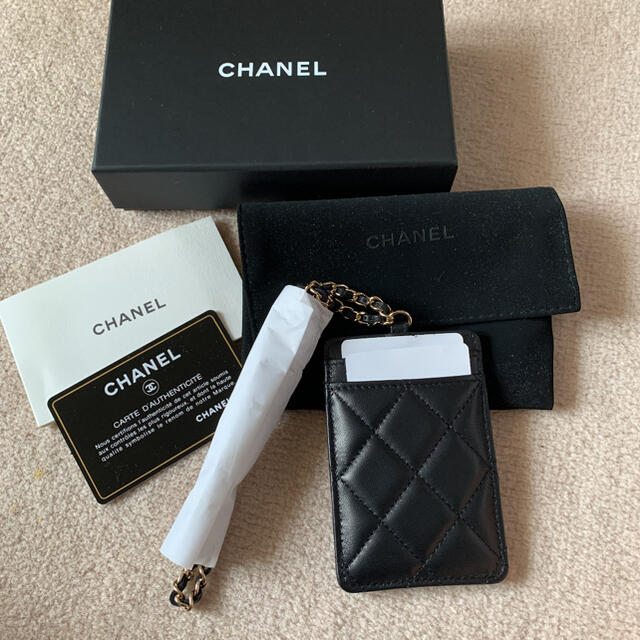 CHANEL(シャネル)のCHANEL   カードホルダー　チェーン付き　　新品未使用 レディースのファッション小物(パスケース/IDカードホルダー)の商品写真