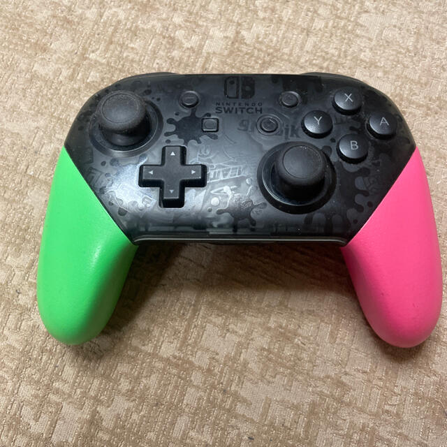 Nintendo Switch(ニンテンドースイッチ)のNintendo Switch Proコントローラー スプラトゥーン2 エンタメ/ホビーのゲームソフト/ゲーム機本体(家庭用ゲーム機本体)の商品写真