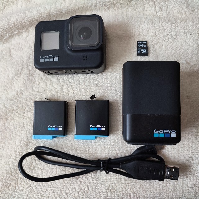 GoPro(ゴープロ)のGoPro8本体+純正アクセサリ+64GBマイクロSD カード+おまけ スマホ/家電/カメラのカメラ(ビデオカメラ)の商品写真