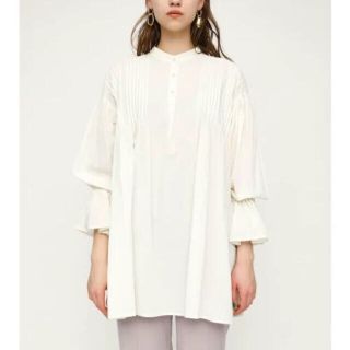 スライ(SLY)の美品☆SLY VOLUME SLEEVE SKIPPER ブラウス　オフホワイト(シャツ/ブラウス(長袖/七分))