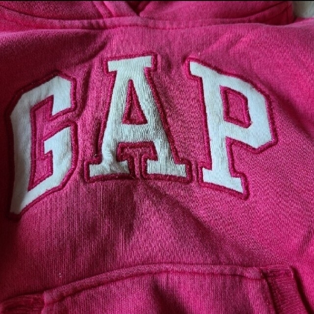 babyGAP(ベビーギャップ)の80 女の子 GAPロゴパーカー キッズ/ベビー/マタニティのベビー服(~85cm)(トレーナー)の商品写真