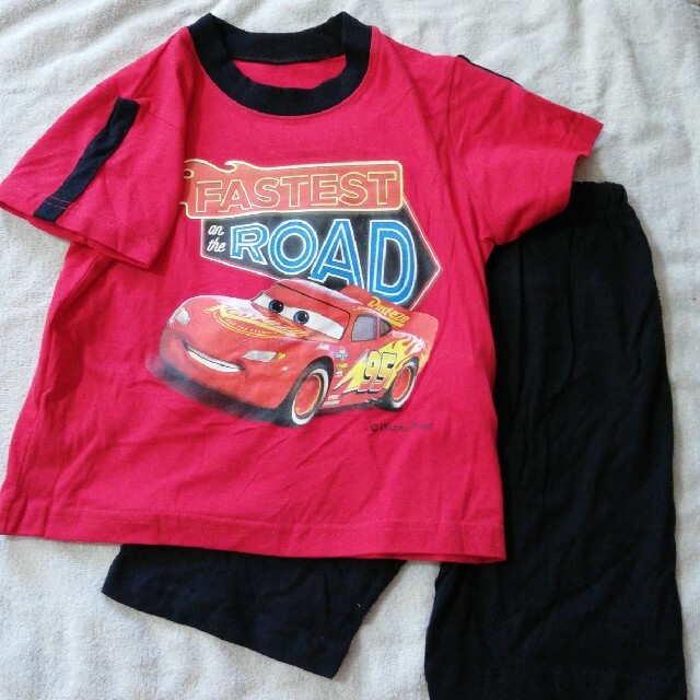 新品　Disneyカーズ　赤色Tシャツ&黒色ズボンパジャマ120cm&100cm