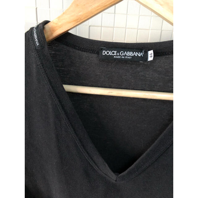 DOLCE&GABBANA(ドルチェアンドガッバーナ)のドルチェ＆ガッバーナ   ブランドタグ入りＶネック黒色Ｔシャツ　４６サイズ メンズのトップス(Tシャツ/カットソー(半袖/袖なし))の商品写真