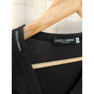 ドルチェアンドガッバーナ(DOLCE&GABBANA)のドルチェ＆ガッバーナ   ブランドタグ入りＶネック黒色Ｔシャツ　４６サイズ(Tシャツ/カットソー(半袖/袖なし))