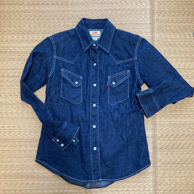 Levi's(リーバイス)のレディース　S 美品　リーバイス　オレンジタブ　長袖デニムシャツ レディースのトップス(シャツ/ブラウス(長袖/七分))の商品写真