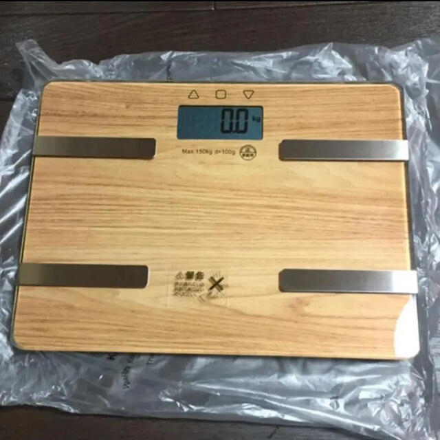 おしゃれなWOOD調♫【新品】多機能コンパクト体重体組成計/体脂肪計【送料無料】 スマホ/家電/カメラの生活家電(体脂肪計)の商品写真