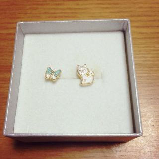 スイマー(SWIMMER)の猫と蝶のピアス(ピアス)