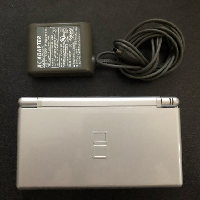 ニンテンドーDS(ニンテンドーDS)のNintendo DS lite 本体+充電器 シルバー エンタメ/ホビーのゲームソフト/ゲーム機本体(携帯用ゲーム機本体)の商品写真