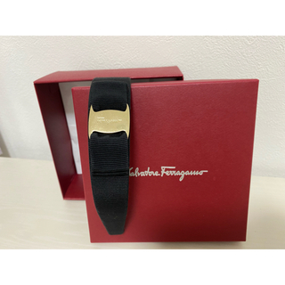 サルヴァトーレフェラガモ(Salvatore Ferragamo)の箱付き♡半額以下！【フェラガモ】カチューシャ　ブラック✕ゴールド(カチューシャ)