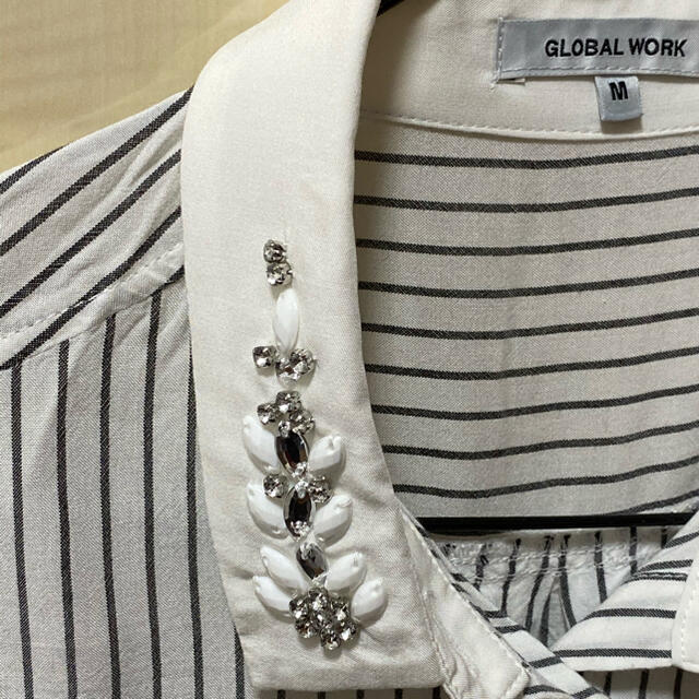 GLOBAL WORK(グローバルワーク)のGLOBAL WORK ビジュー付き半袖ブラウス　白　ストライプ レディースのトップス(シャツ/ブラウス(半袖/袖なし))の商品写真