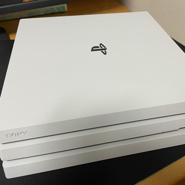 PlayStation4(プレイステーション4)のPlayStation4 Pro グレイシャー・ホワイト 1TB エンタメ/ホビーのゲームソフト/ゲーム機本体(家庭用ゲーム機本体)の商品写真