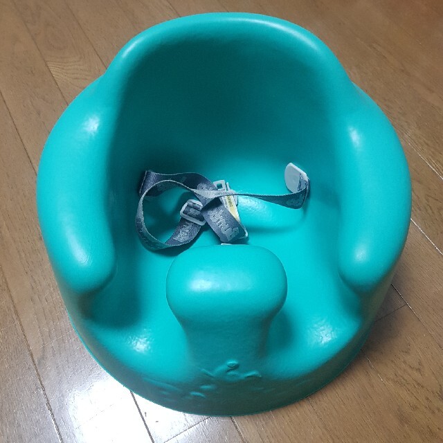 Bumbo(バンボ)のバンボ　エメラルドグリーン　ベルト付き キッズ/ベビー/マタニティのキッズ/ベビー/マタニティ その他(その他)の商品写真