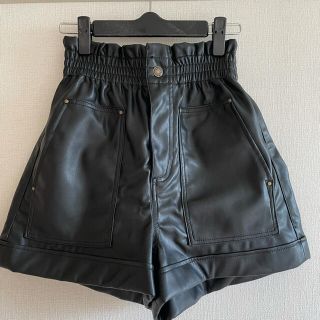 ザラ(ZARA)のZARA レザー風バミューダパンツ ブラック(ショートパンツ)