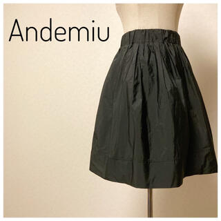 アンデミュウ(Andemiu)の光沢のあるブラックの膝丈フレアスカート(ひざ丈スカート)