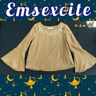 エムズエキサイト(EMSEXCITE)のエムズエキサイト ベージュ フレア袖 トップス(シャツ/ブラウス(長袖/七分))