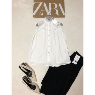 ザラ(ZARA)の新品　パールビジュー　ボタン付　フリル　ブラウス(シャツ/ブラウス(半袖/袖なし))