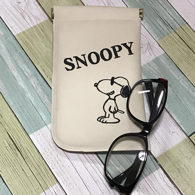 SNOOPY(スヌーピー)のメガネケース　バネ口金　スヌーピー　刺しゅう ハンドメイドのファッション小物(ポーチ)の商品写真