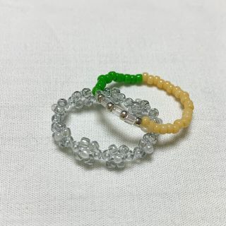 ハンドメイド　フラワービーズリング・デザインビーズリング２点セット💚(リング)