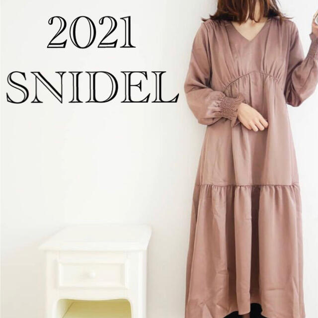 SNIDEL(スナイデル)のsnidel スナイデル サテンロングワンピース 長袖 モカピンク レディースのワンピース(ロングワンピース/マキシワンピース)の商品写真