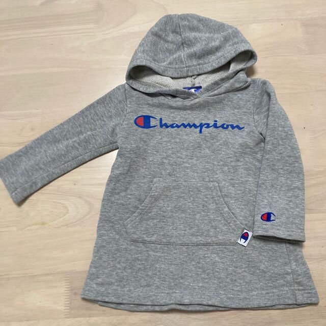 Champion(チャンピオン)のチャンピオン　パーカー　トレーナー　女の子　90 キッズ/ベビー/マタニティのキッズ服女の子用(90cm~)(ワンピース)の商品写真