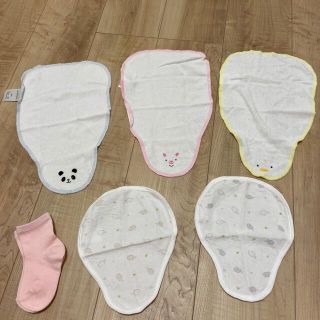 ニシマツヤ(西松屋)の新品未使用　水通しのみ　汗取りパッド　ゲップ布　靴下　6点セット(ベビースタイ/よだれかけ)