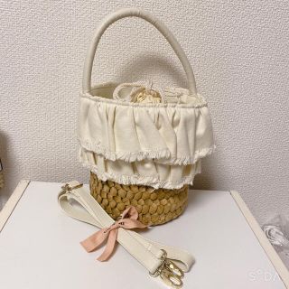 ララアンドハート(Lara&Heart)の定価1万円越　Lara&Heart ララアンドハート　バケツ型フリルカゴバッグ♡(かごバッグ/ストローバッグ)