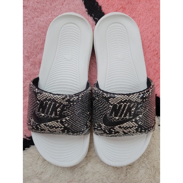 NIKE - NIKE ベナッシ パイソン柄の通販 by aya's shop|ナイキ NIKE - NIKE ベナッシ パイソン柄の通販 by aya's shop|ナイキ