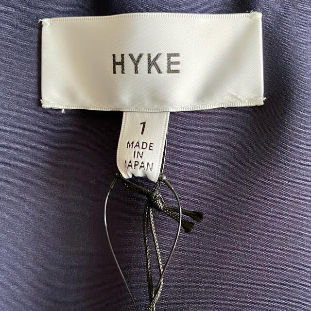 HYKE(ハイク)のHYKE ポリウレタン ラミネートコート　未使用　週末まで限定値下げ！ レディースのジャケット/アウター(ロングコート)の商品写真