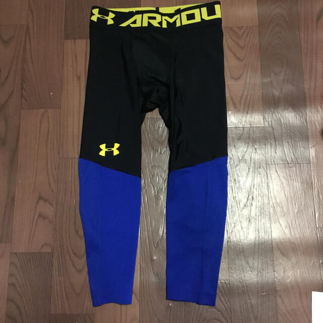 UNDER ARMOUR(アンダーアーマー)の30%オフ アンダーアーマー MD レギンス 7分丈 ブラック ブルー イエロー メンズのレッグウェア(レギンス/スパッツ)の商品写真