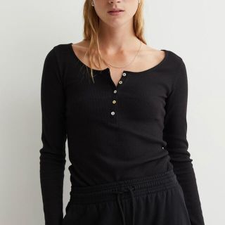 エイチアンドエム(H&M)のH&M リブヘンリーネックトップス(カットソー(長袖/七分))