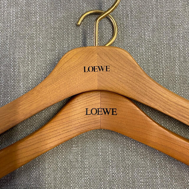 LOEWE(ロエベ)のLOEWE ハンガー 木製 インテリア/住まい/日用品の収納家具(押し入れ収納/ハンガー)の商品写真