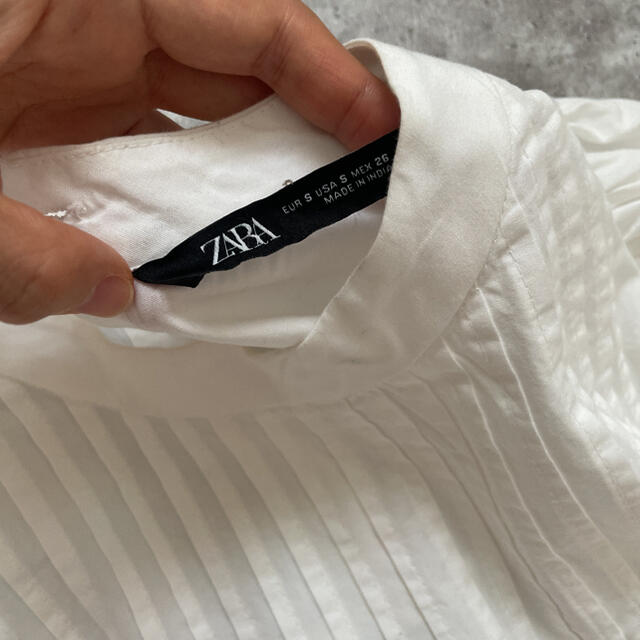 ZARA(ザラ)のZARA   ザラ　ブラウス　ホワイト　パフスリーブ レディースのトップス(シャツ/ブラウス(長袖/七分))の商品写真