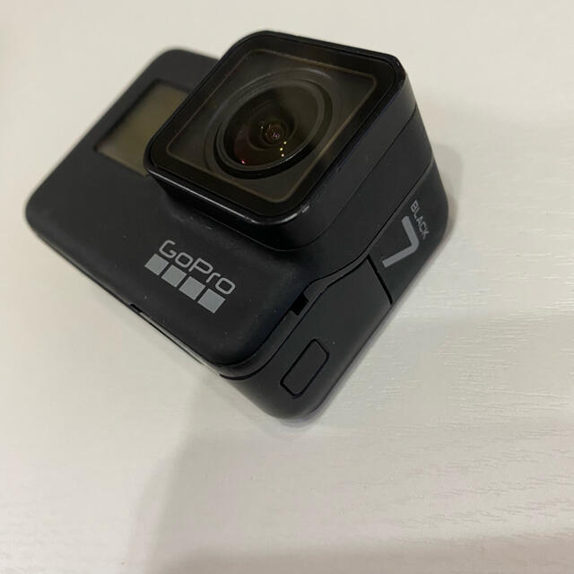 GoPro(ゴープロ)のGoPro HERO7 スマホ/家電/カメラのカメラ(コンパクトデジタルカメラ)の商品写真