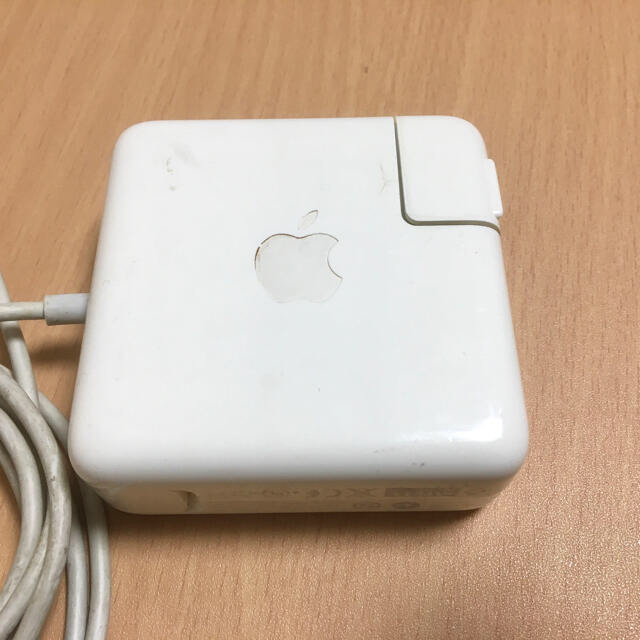 Mac (Apple)(マック)のMacBook 充電器 スマホ/家電/カメラのスマートフォン/携帯電話(バッテリー/充電器)の商品写真