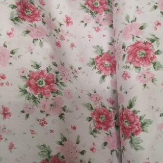 ローラアシュレイ(LAURA ASHLEY)のローラアシュレイ 生地　ツイル 花柄 牡丹　ミルナー　110×50　濃いピンク(生地/糸)