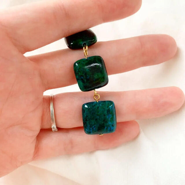 ZARA(ザラ)のレトロ ヴィンテージカラーの天然石3連 ピアス イヤリング ハンドメイドのアクセサリー(ピアス)の商品写真