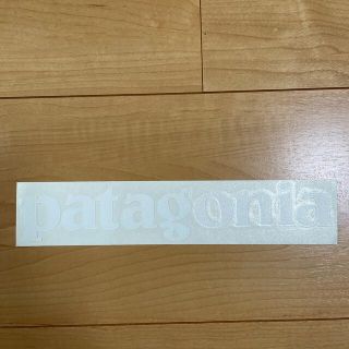 パタゴニア(patagonia)の新品未使用パタゴニア白文字ロゴカッティングステッカー全長約20cm(その他)