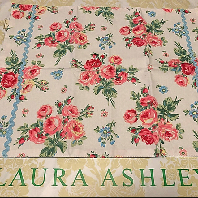 LAURA ASHLEY(ローラアシュレイ)のローラアシュレイ ランチョンマット　4点セット　新品、未使用 インテリア/住まい/日用品のキッチン/食器(テーブル用品)の商品写真