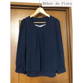 デビュードフィオレ(Debut de Fiore)の新品同様デビュードフィオレ★ビジュー付タックブラウス(シャツ/ブラウス(長袖/七分))