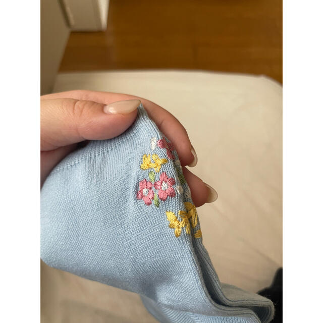 靴下屋(クツシタヤ)の靴下　ソックス　水色　お花　刺繍 レディースのレッグウェア(ソックス)の商品写真