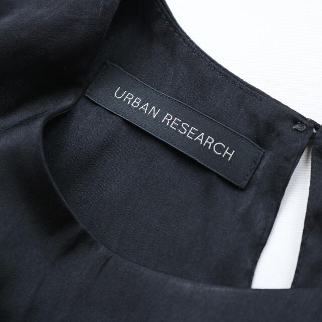 URBAN RESEARCH(アーバンリサーチ)のURBAN RESEARCH✨ランダムプリーツティアードワンピース ブラック レディースのワンピース(ロングワンピース/マキシワンピース)の商品写真