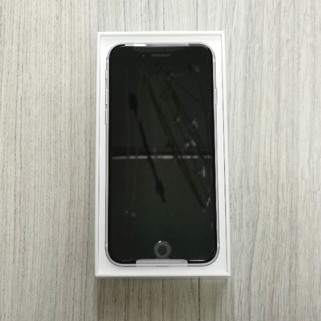 iPhone SE 第2世代 (SE2) ホワイト 64 GB SIMフリー スマホ/家電/カメラのスマートフォン/携帯電話(スマートフォン本体)の商品写真