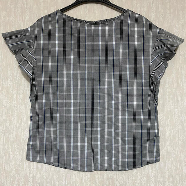 GU(ジーユー)のGU チェックフリルスリーブブラウス Mサイズ レディースのトップス(シャツ/ブラウス(半袖/袖なし))の商品写真
